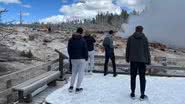 Jovem foi flagrado caminhando em área proibida (veja no canto superior esquerdo) - Divulgação/Parque Nacional de Yellowstone