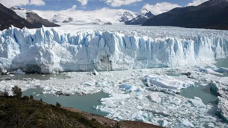 Geleira na Patagônia argentina - Foto por Lucag pelo Wikimedia Commons