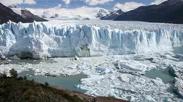 Geleira na Patagônia argentina - Foto por Lucag pelo Wikimedia Commons