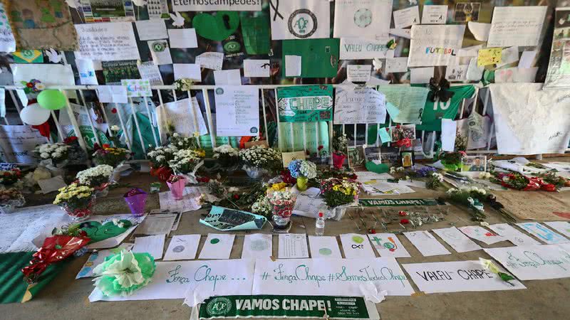 Memorial feito para as vítimas do acidente aéreo - Getty Images