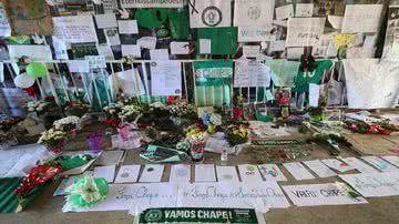 Memorial feito para as vítimas do acidente aéreo - Getty Images