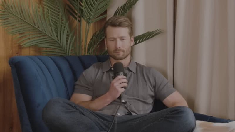 Glen Powell em sua participação no podcast - Reprodução/Vídeo/YouTube/Jake Shane