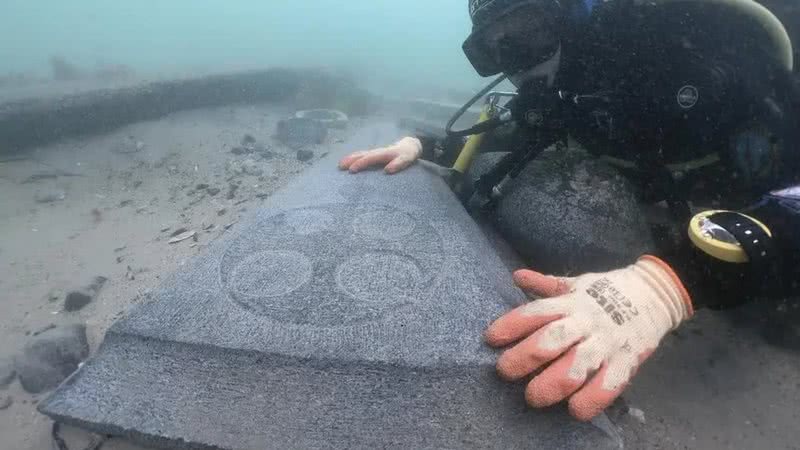 Lápide encontrada no mar da Inglaterra - Reprodução / Universidade de Bournemouth