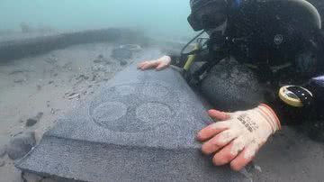 Lápide encontrada no mar da Inglaterra - Reprodução / Universidade de Bournemouth