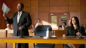 Wendell Pierce contracenando com Meghan Markle em Suits - Reprodução