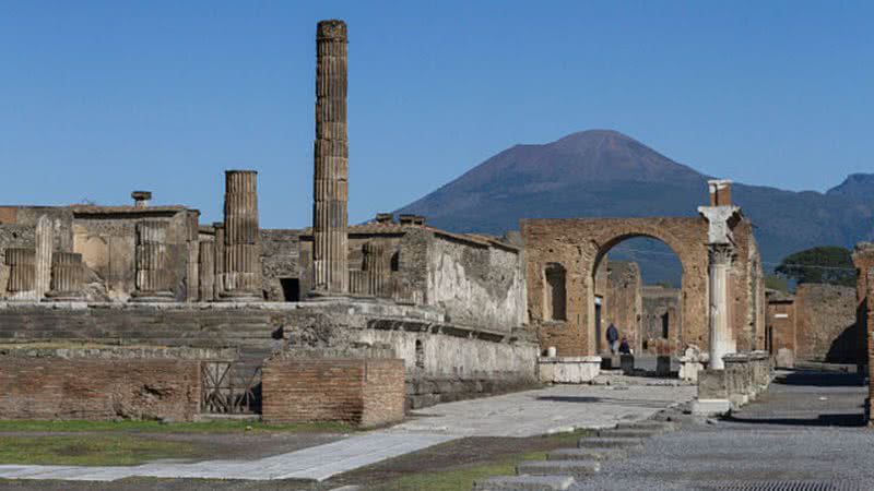 Antigos destroços de Pompeia e o Monte Vesúvio ao fundo - Foto por Matthias Süßen pelo Wikimedia Commons