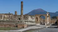 Antigos destroços de Pompeia e o Monte Vesúvio ao fundo - Foto por Matthias Süßen pelo Wikimedia Commons