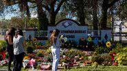 Homenagens em frente a Marjory Stoneman Douglas High School - Getty Images