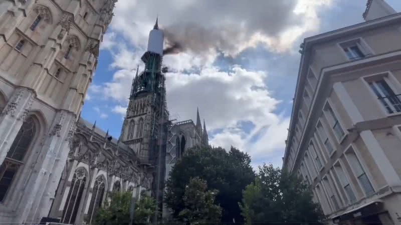 Catedral de Notre-Dame de Rouen durante incêndio - Reprodução/Vídeo/X/@nexta_tv