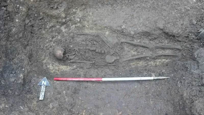 Fotografia tirada durante escavações de cemitério anglo-saxão na Inglaterra - Divulgação/Cotswold Archaeology