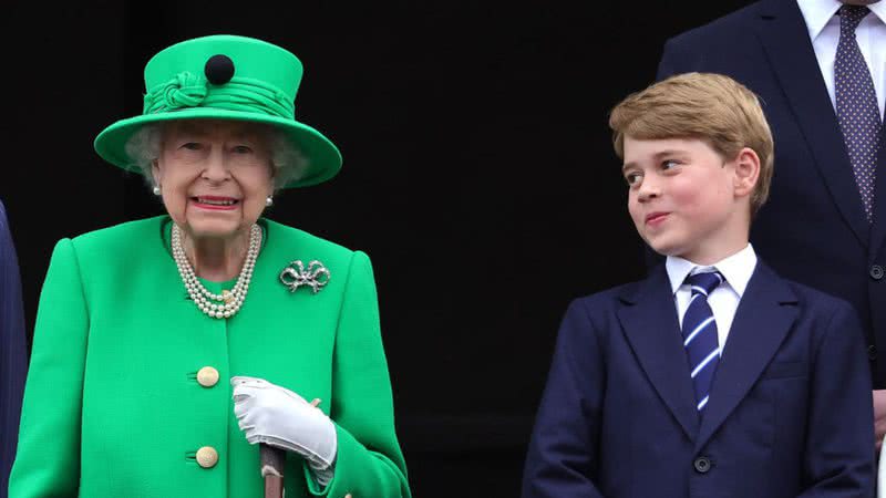 O príncipe George ao lado da rainha Elizabeth, falecida em 2022 - Getty Images