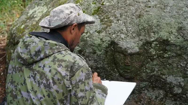 Rocha talhada encontrada por funcionários do Departamento Regional de Situações Emergenciais do Cazaquistão - Divulgação/Akmola Region