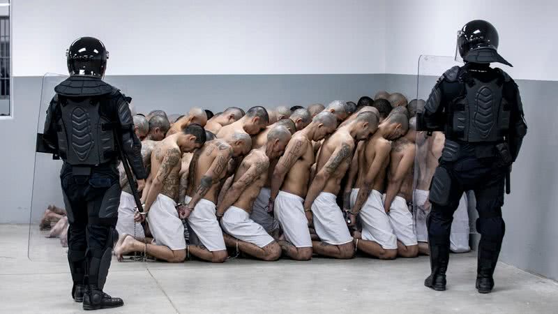 Fotografia tirada dentro de presídio em El Salvador - Getty Images