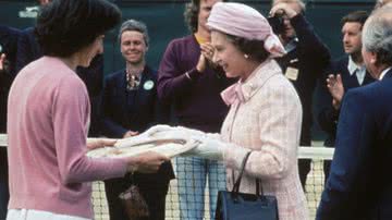 A rainha Elizabeth II durante o Wimbledon, em 1977 - Getty Images