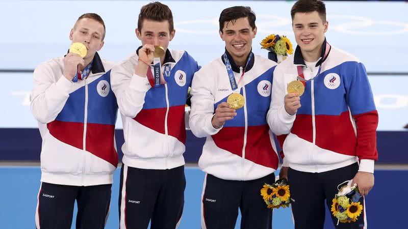 Atletas russos recebendo medalha nos Jogos de Tóquio - Getty Images