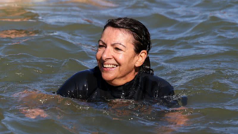 Prefeita de Paris, Anne Hidalgo, nadado nas águas do Rio Sena - Getty Images