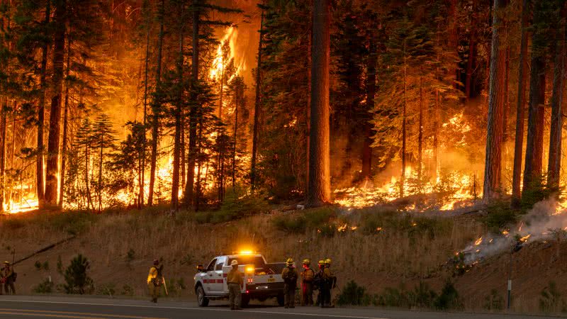 Fotografia tirada durante trabalho de contenção de incêndio na Califórnia - Getty Images