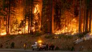 Fotografia tirada durante trabalho de contenção de incêndio na Califórnia - Getty Images