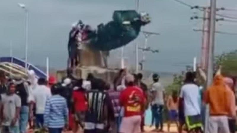 Manifestantes derrubam a estátua de Hugo Chávez na Venezuela - Reprodução/Vídeo