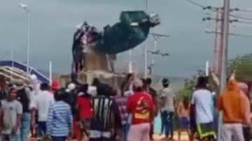 Manifestantes derrubam a estátua de Hugo Chávez na Venezuela - Reprodução/Vídeo