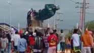 Manifestantes derrubam a estátua de Hugo Chávez na Venezuela - Reprodução/Vídeo