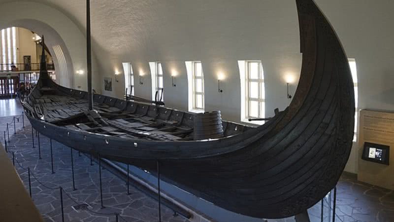 Barco de Oseberg - Foto por Petter Ulleland pelo Wikimedia Commons