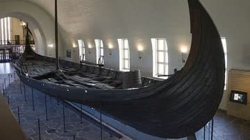 Barco de Oseberg - Foto por Petter Ulleland pelo Wikimedia Commons