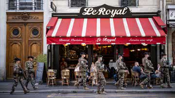 Militares franceses passando em frente a um restaurante em Paris - Getty Images