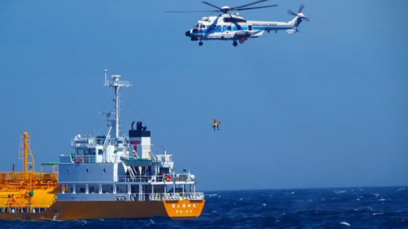 Fotografia do momento em que um helicóptero resgatou a jovem chinesa - Divulgação/Japan Coast Guard Yokosuka Office