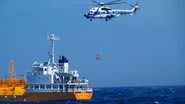 Fotografia do momento em que um helicóptero resgatou a jovem chinesa - Divulgação/Japan Coast Guard Yokosuka Office