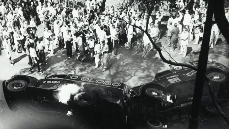 Manifestantes atacam jornais após notícia de morte de Vargas, em 1954 - Divulgação/Memorial da Democracia