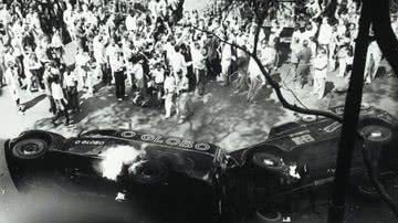 Manifestantes atacam jornais após notícia de morte de Vargas, em 1954 - Divulgação/Memorial da Democracia