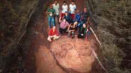 Equipe de pesquisadores ao lado das pegadas de dinossauros - Divulgação