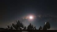 Antenas do Atacama Large Millimeter/submillimeter Array (Alma), voltadas para a Via Láctea - Wikimedia Commons via ESO/S. Guisard