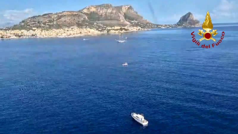 Navio da Guarda Costeira italiana é visto no local do naufrágio - Getty Images