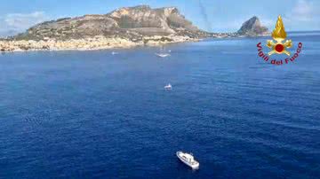 Navio da Guarda Costeira italiana é visto no local do naufrágio - Getty Images