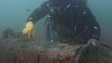 Fotografia tirada durante recuperação de canhão de navio de guerra britânico - Divulgação/MSDS Marine