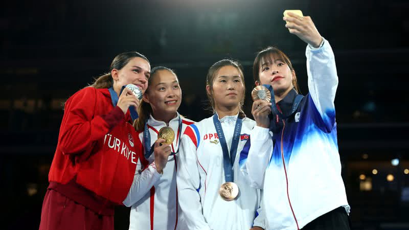 Atletas da Turquia, China, Coreia do Sul e Coreia do Norte tiram foto com o celular da Samsung - Getty Images