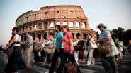 Turistas andando em frente ao Coliseu, em Roma, na Itália - Getty Images