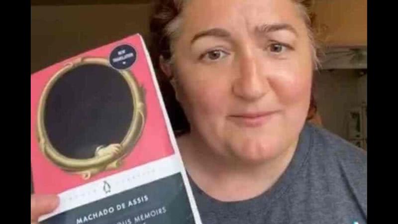 A tiktoker Courtney Henning Novak com livro de Machado de Assis - Divulgação/TikTok