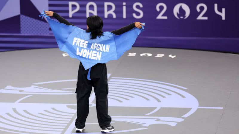 B-girl Talash durante apresentação em Paris - Getty Images