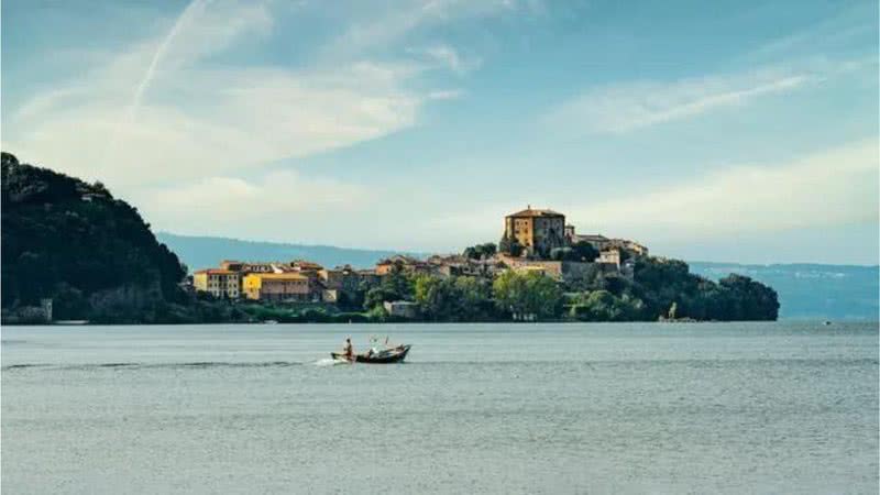 Lago italiano onde foi encontrada a estatueta - Divulgação/Guido Paradisi via Alamy