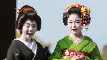 Gueixa (à esquerda) ao lado de maiko - Wikimedia Commons/Norio Nakayama