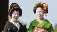 Gueixa (à esquerda) ao lado de maiko - Wikimedia Commons/Norio Nakayama