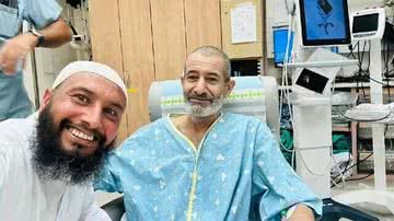 Kaid Farhan Elkadi ao lado do irmão no hospital - Divulgação/Redes sociais