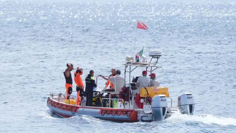 Equipe de emergência à procura dos desaparecidos na costa da Sicília - Getty Images