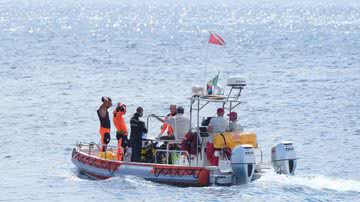 Equipe de emergência à procura dos desaparecidos na costa da Sicília - Getty Images