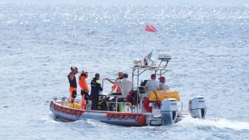 Equipe de emergência à procura dos desaparecidos na costa da Sicília - Getty Images