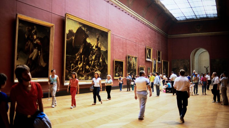 Fotografia de 1986 do interior do Museu do Louvre, em Paris, na França - Getty Images