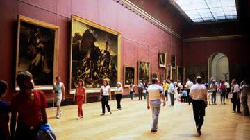 Fotografia de 1986 do interior do Museu do Louvre, em Paris, na França - Getty Images